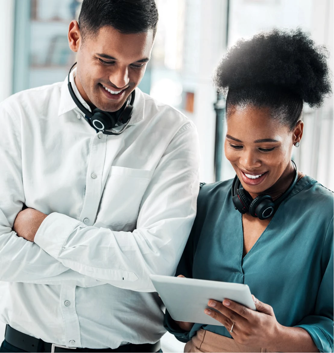 Zwei Personen schauen auf ein Tablet